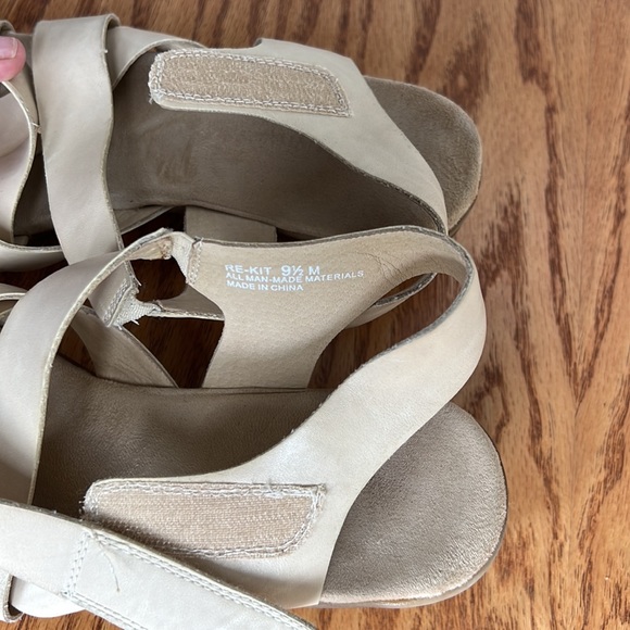 Relativity Re-Kit - Women’s tan strap sandal with velcro closure. Size 9 1/2 - Picture 2 of 5